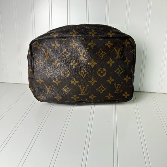 Genuine Louis Vuitton Trousse 23 Unisex
Brown Monogram Canvas Cosmetic Bag - Picture 2 of 14